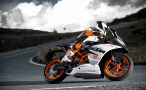 Official Video Of KTM RC390 On Race Track Revealed!