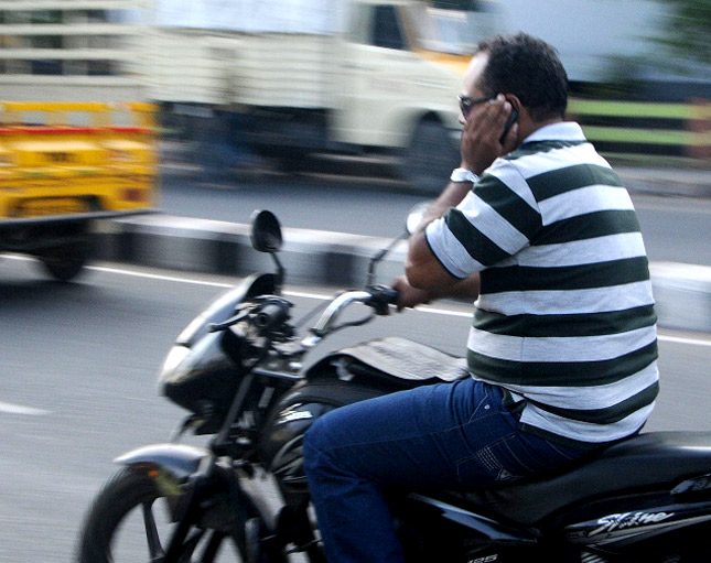 Using Mobile Phone While Riding? A Nasty Habit Indeed! » BikesMedia.in